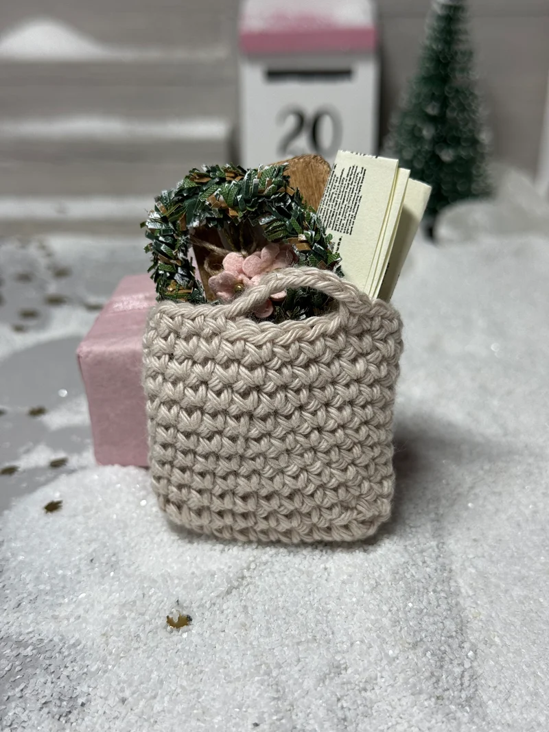 Mini Häkeltasche 5 cm – handgemacht | Zubehör für Wichteltür, Puppenhaus & Mäusehaus (Maßstab 1:12)