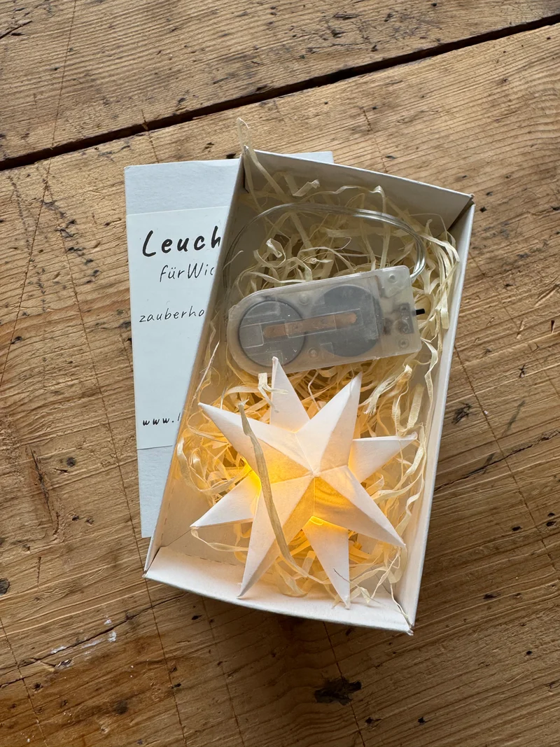 Miniatur Leuchtstern für Wichtelhaus – handgefertigter Deko-Stern mit Drahtlichterkette, skandinavische Weihnachtsdekoration