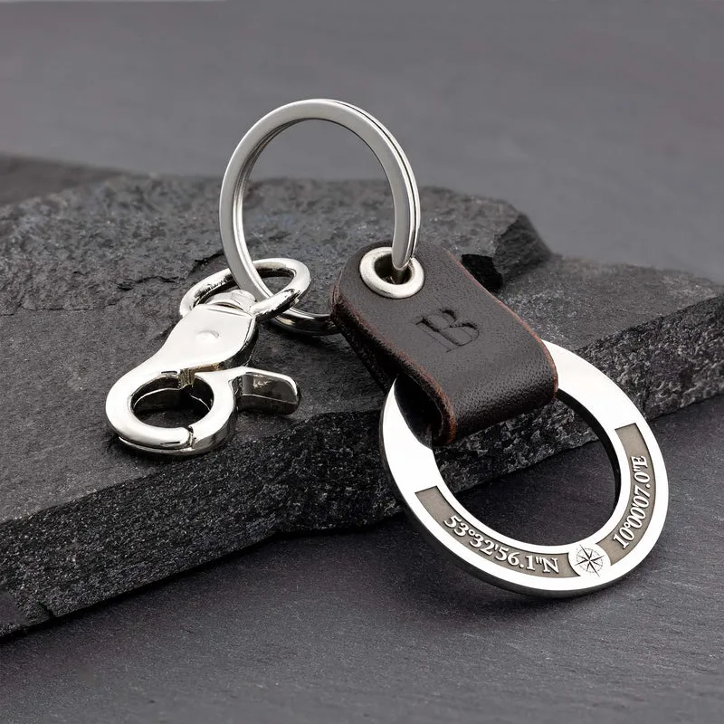 Personalisierter Koordinaten Schlüsselanhänger mit Monogramm und 3D Gravur