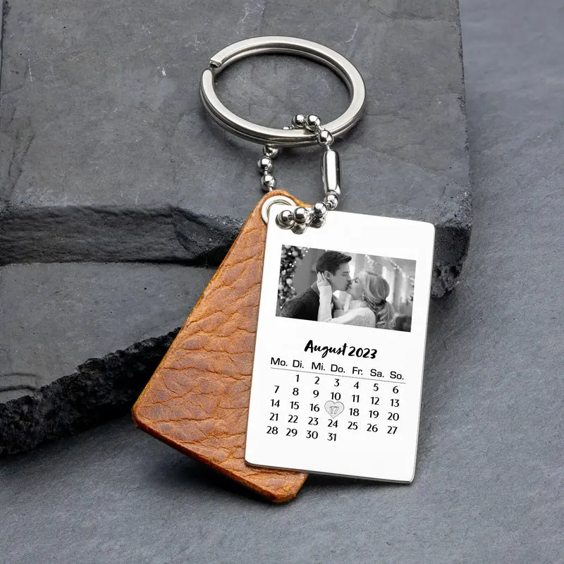 Personalisierter Schlüsselanhänger mit Kalender und Foto Gravur - Geschenk für Paare