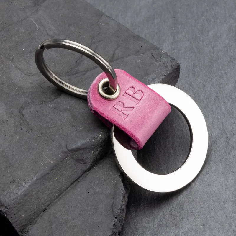 Schlüsselanhänger aus Pink Leder: Personalisierte Monogramm-Eleganz