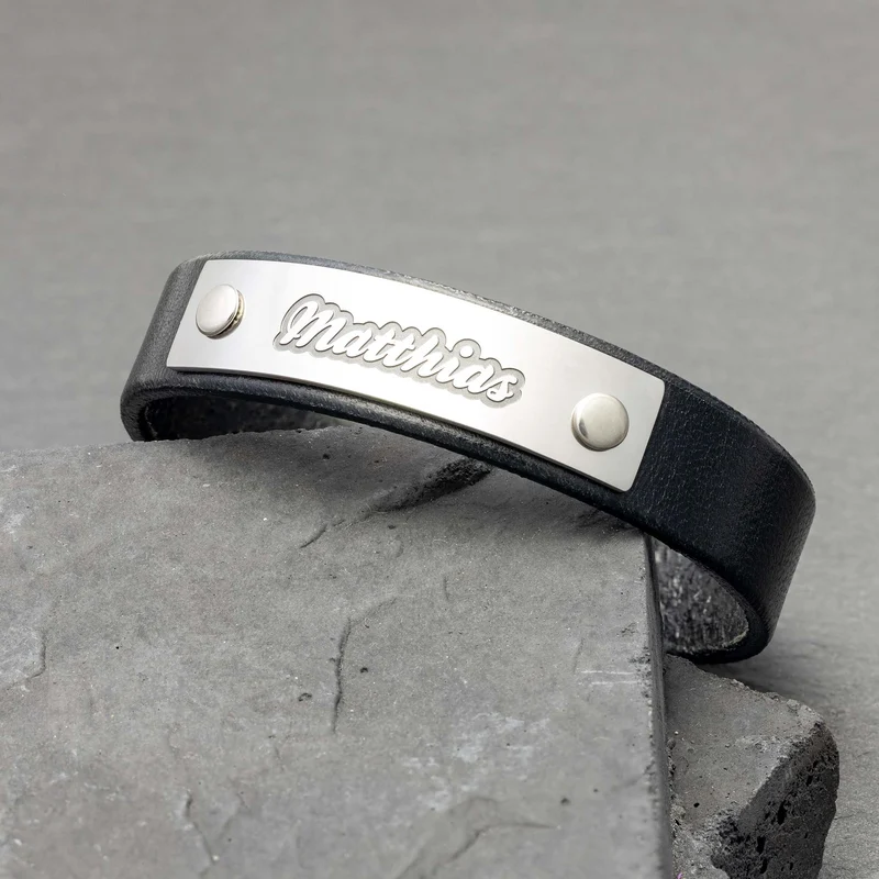 Personalisiertes Leder Armband mit Namensgravur