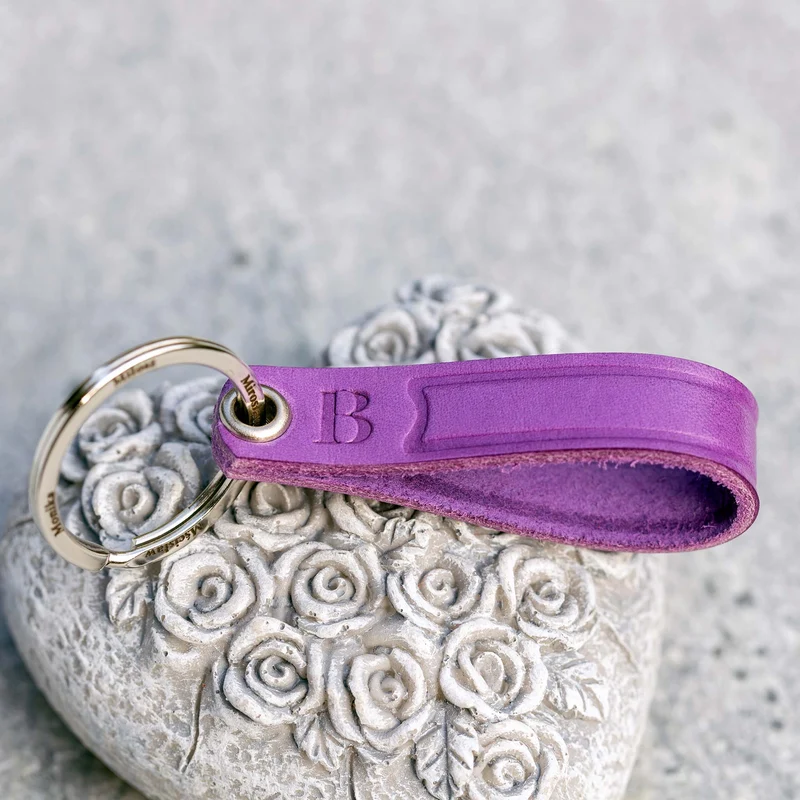 Personalisierter Lila Leder Schlüsselanhänger für Damen von seQua